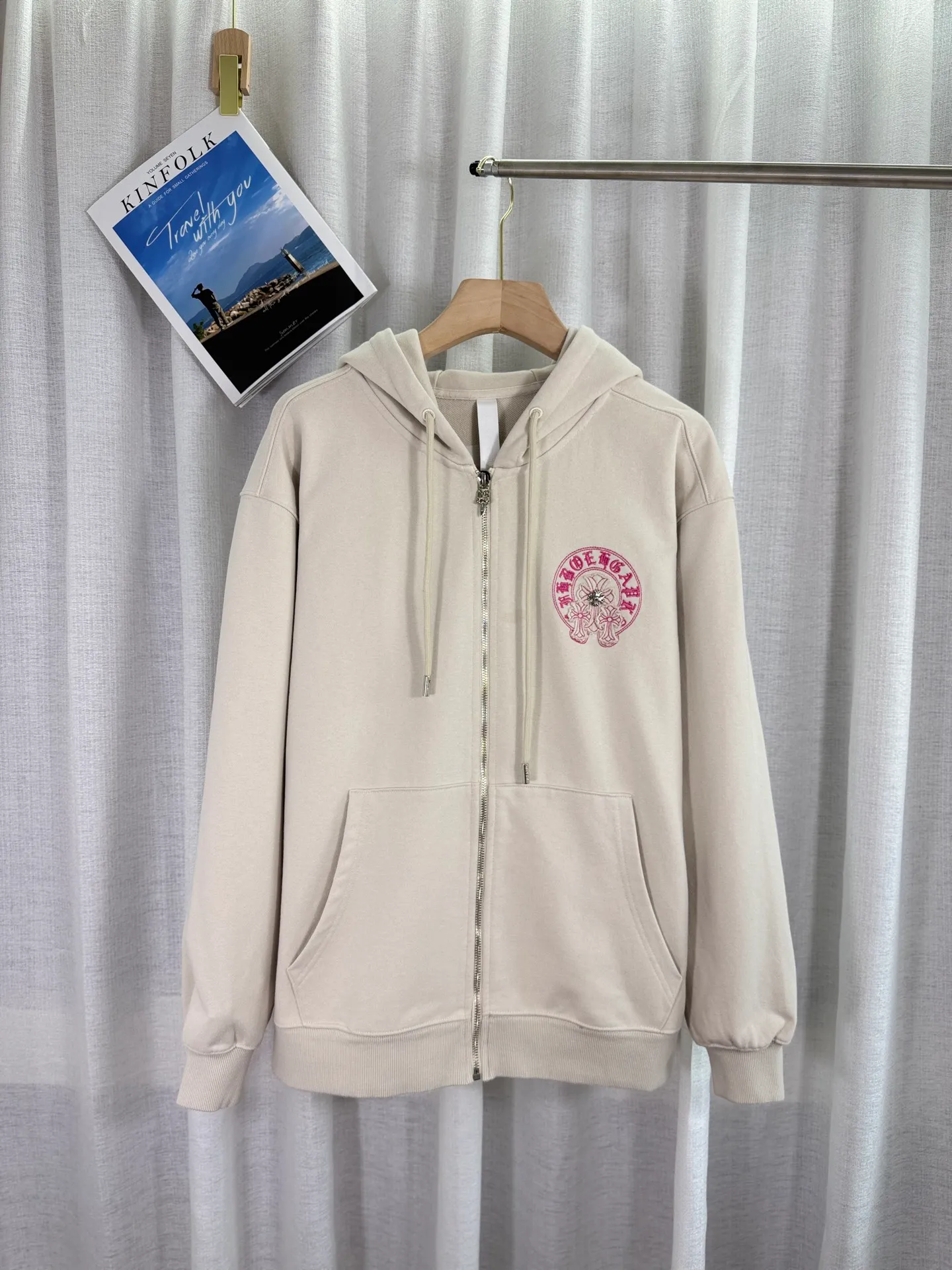 P340 top version, real shot without P, ​​different from market currency) 𝗖𝗵𝗿𝗼𝗺𝗲 𝗛𝗲𝗮𝗿𝘁𝘀/Cro Heart 2025 washed patch embroidery autumn and winter new original single counter American laser patch 3D three-dimensional color embroidery couple casual cardigan sweatshirt 👑The highest version! Customized fabric 480g tripe terry fabric! American acid-washed and distressed original fabric, laser burning + patch embroidery, exquisite embroidery of letters! The best-selling model in the counter, very comfortable to wear. Accessories: original molded and authenticated collar label➕100% silk wash label. Genuine purchase-grade original hangtag➕matching hanging rope➕3D hanging beads➕original packaging bag. Craftsmanship: The original version has consistent wiring! The highest version of the armhole matching technique! Color: Apricot Black Size: S M L XL Style Number: 25-319